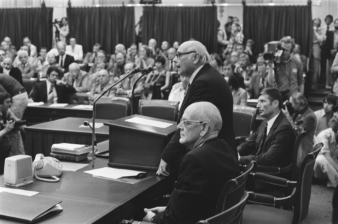 Premier Joop den Uyl legt op 26 augustus 1976 in de Tweede Kamer een verklaring af over de Lockheed-affaire rond prins Bernhard.