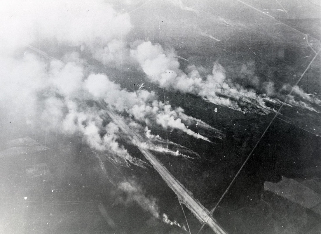 Ginkelse Heide bij Ede tijdens de luchtlandingen van 18 september 1944, met branden op de heide