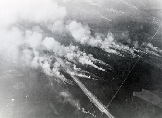 Ginkelse Heide bij Ede tijdens de luchtlandingen van 18 september 1944, met branden op de heide